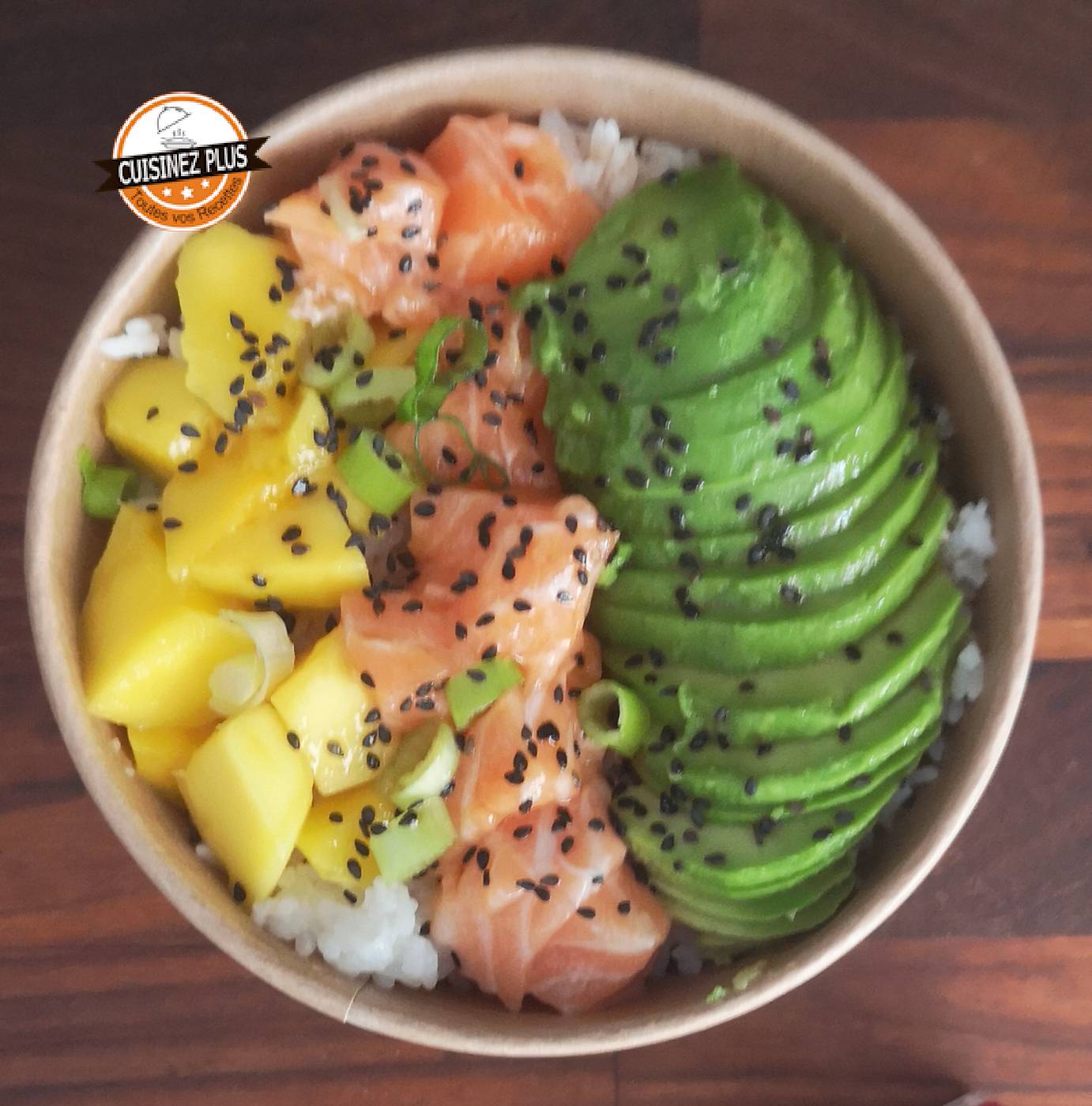 photo de Poke bowl thon mariné, riz et légumes 